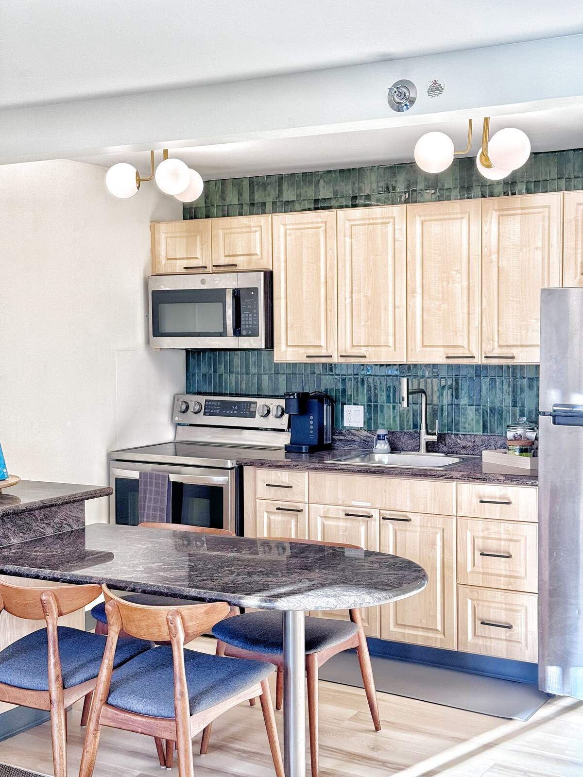 14F-Mid-Century Island Style 1BR Condo w/Parking!