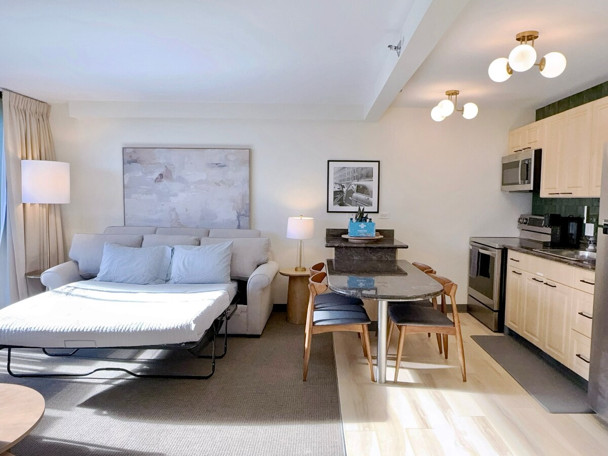 14F-Mid-Century Island Style 1BR Condo w/Parking!