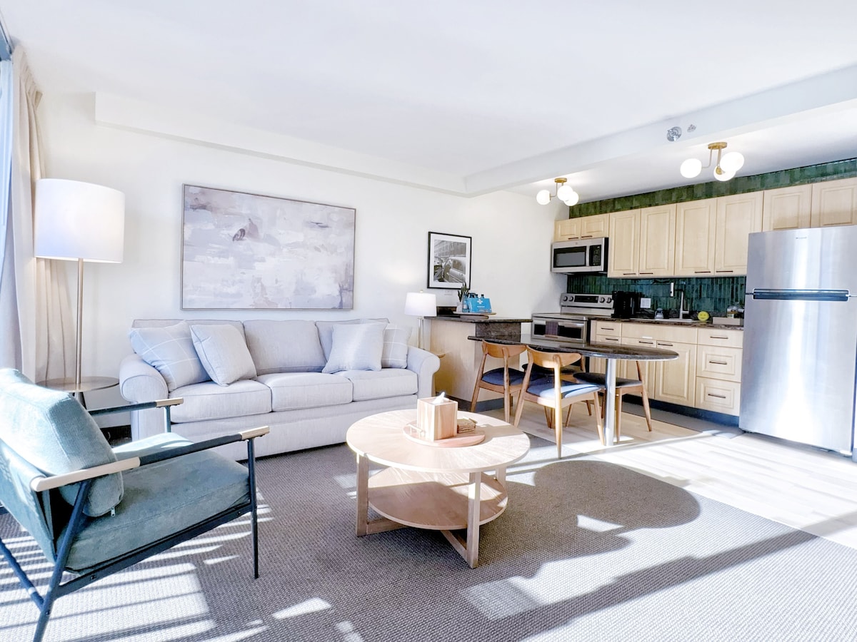 14F-Mid-Century Island Style 1BR Condo w/Parking!