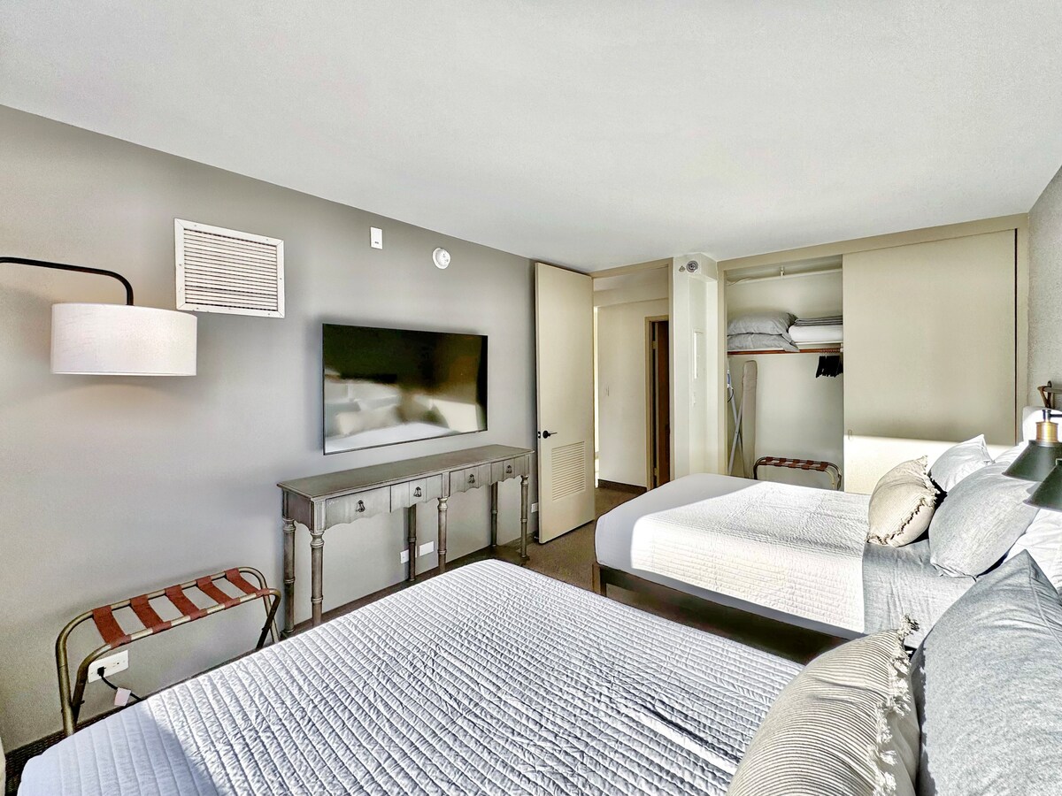 14F-Mid-Century Island Style 1BR Condo w/Parking!