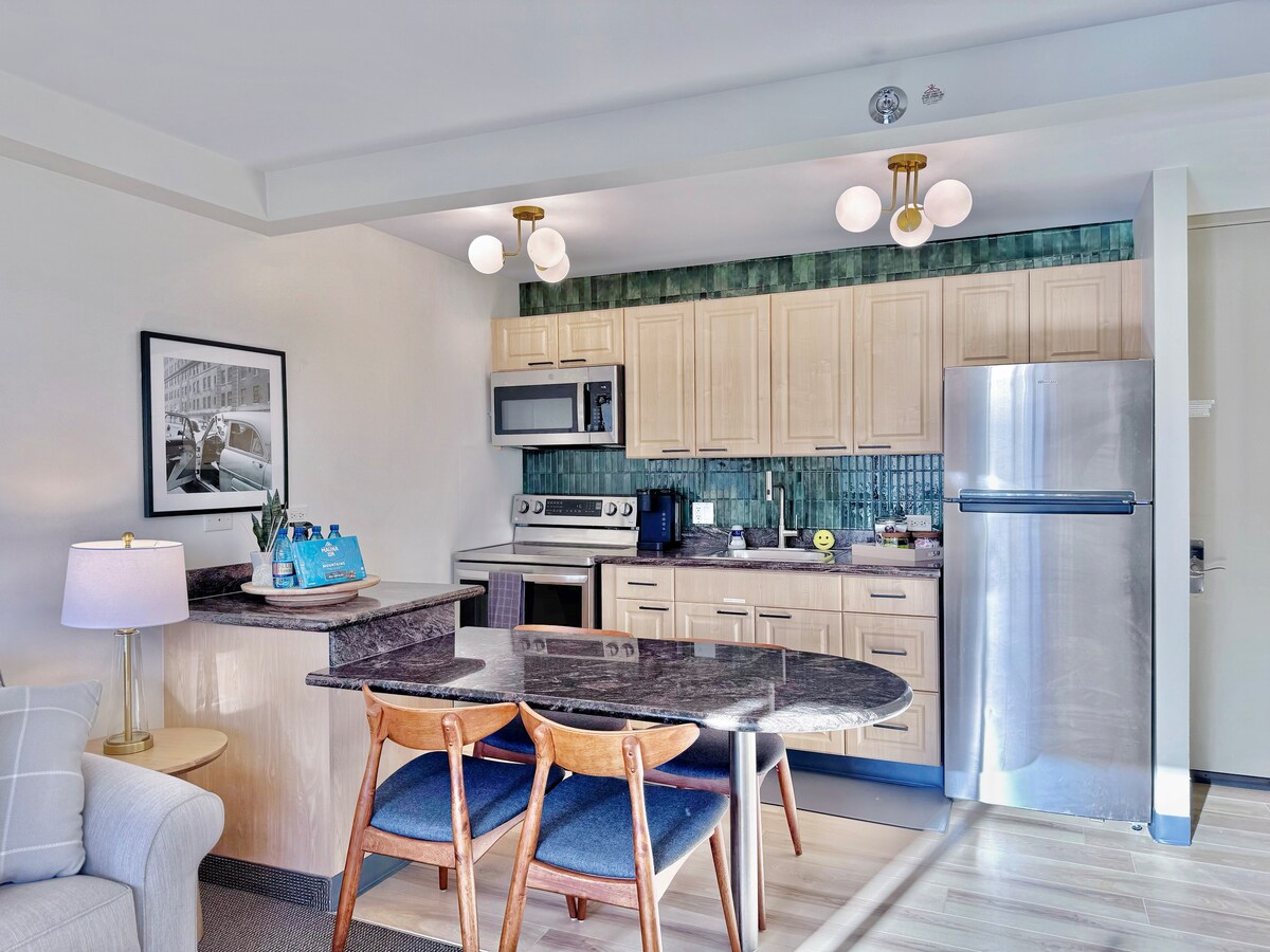 14F-Mid-Century Island Style 1BR Condo w/Parking!