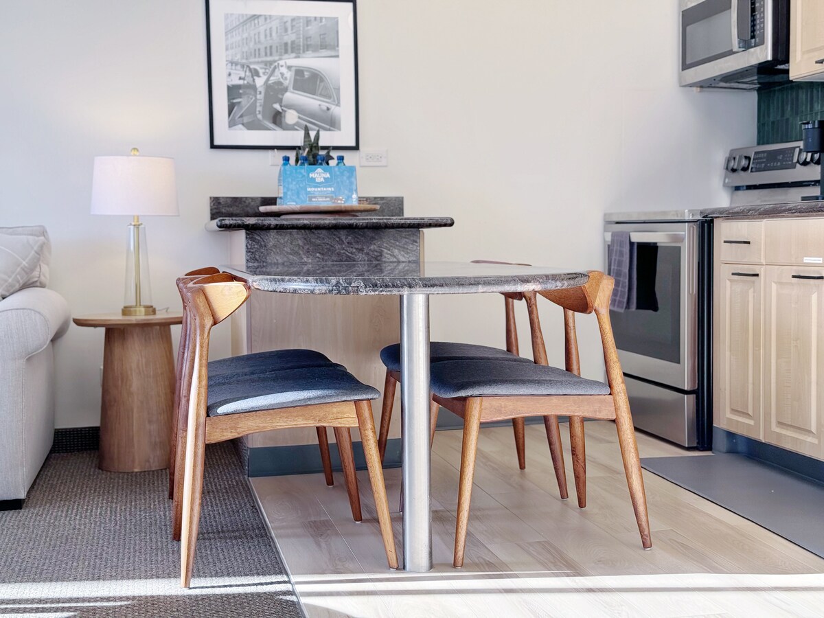 14F-Mid-Century Island Style 1BR Condo w/Parking!