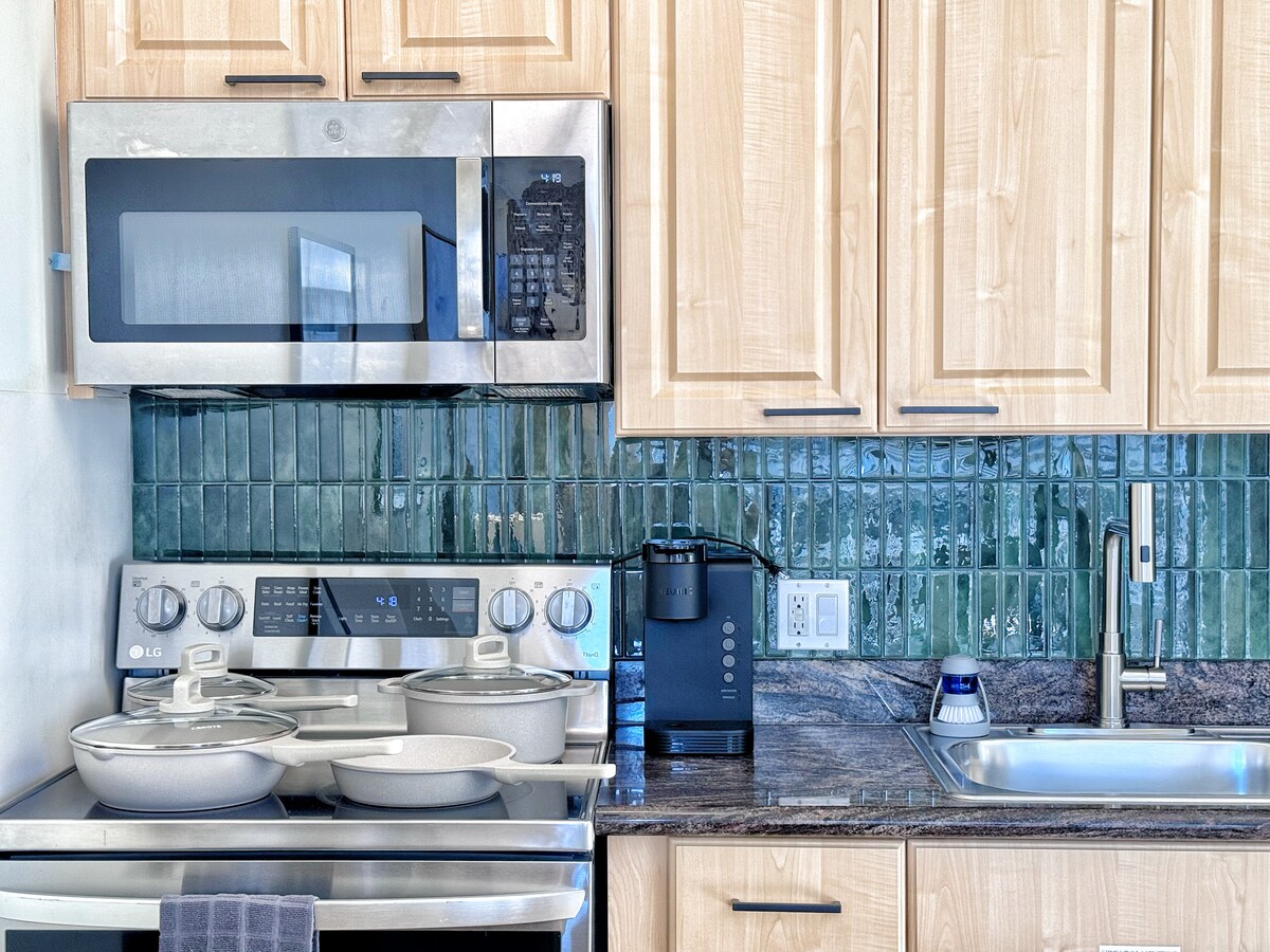 14F-Mid-Century Island Style 1BR Condo w/Parking!