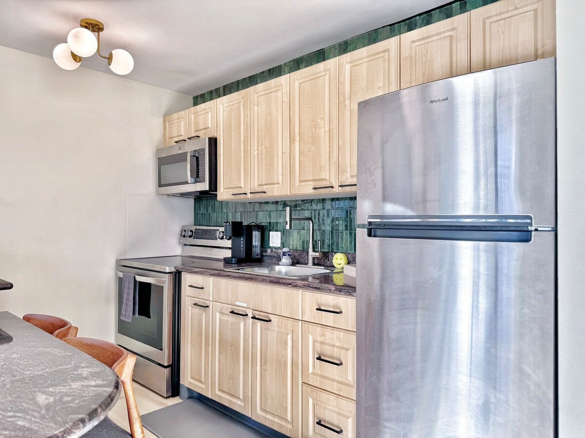14F-Mid-Century Island Style 1BR Condo w/Parking!