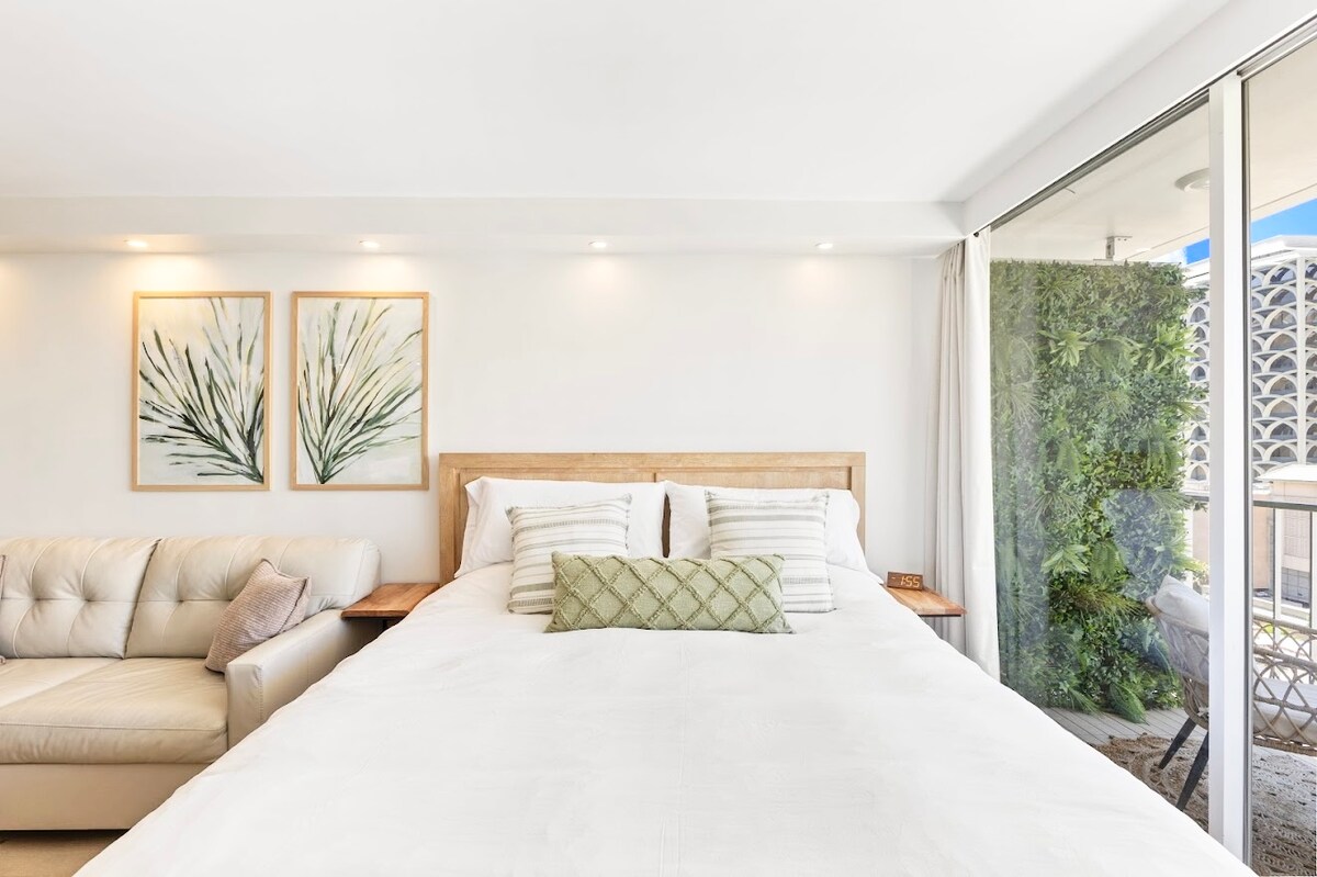 New! Elegant King Studio-Waikiki Beach w/Parking