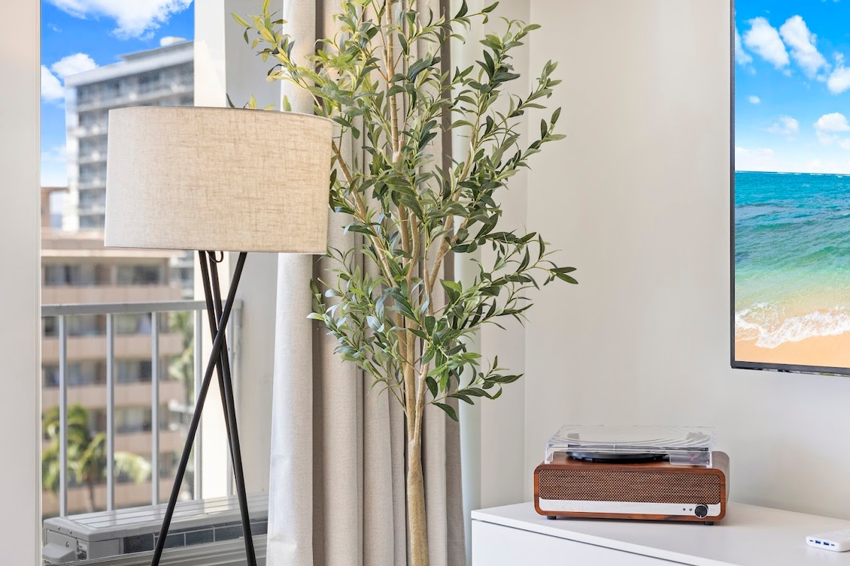 New! Elegant King Studio-Waikiki Beach w/Parking