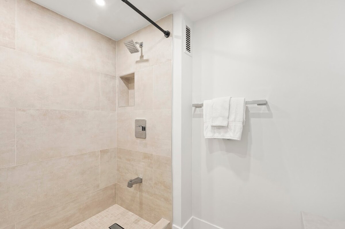 New! Elegant King Studio-Waikiki Beach w/Parking