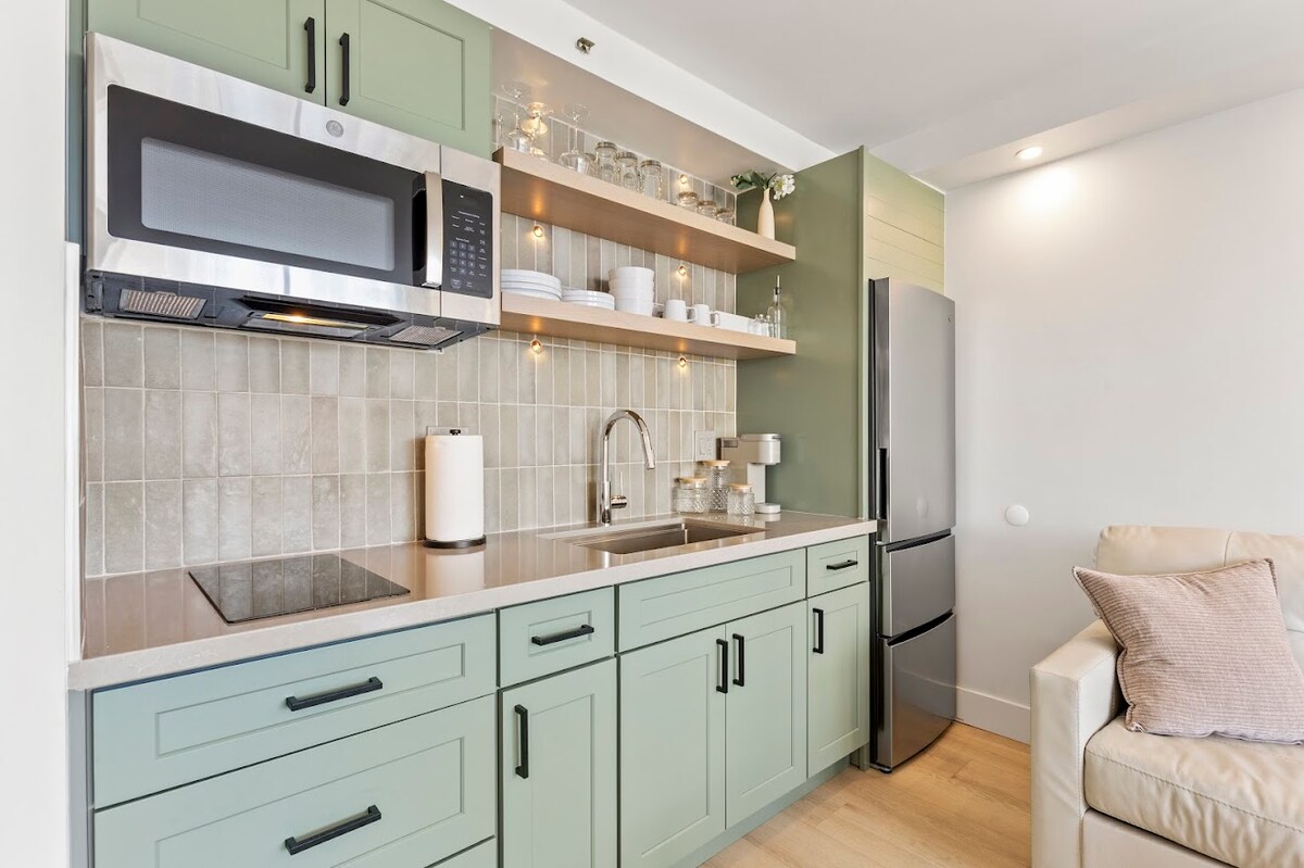 New! Elegant King Studio-Waikiki Beach w/Parking