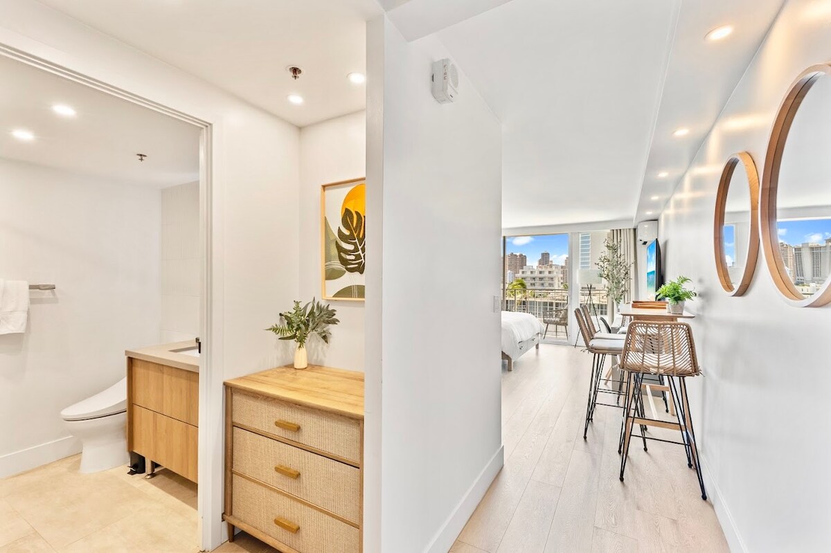 New! Elegant King Studio-Waikiki Beach w/Parking